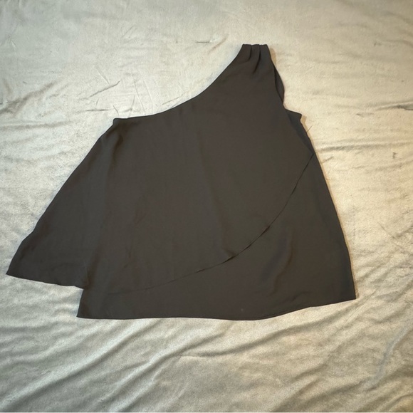 Reitmans Black Asymmetrical A-Line Mini Top

#1094 - Picture 1 of 6